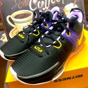 NIKE LEBRON WITNESS Vll.  Size 8.5